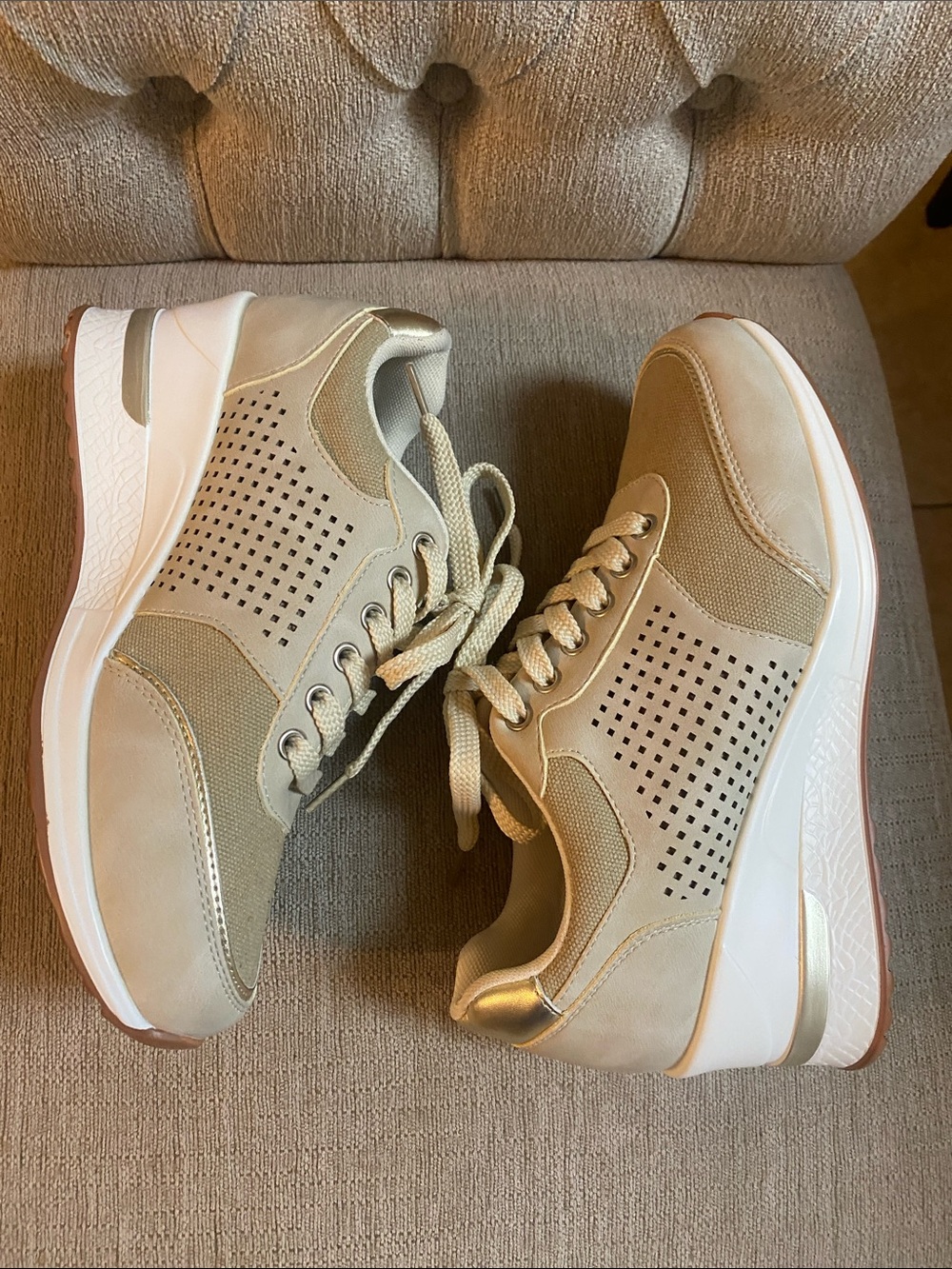 Women's Lightweight Platform Sporty Gold Accent Heel Lace-Up Sneakers / Sz 7.5